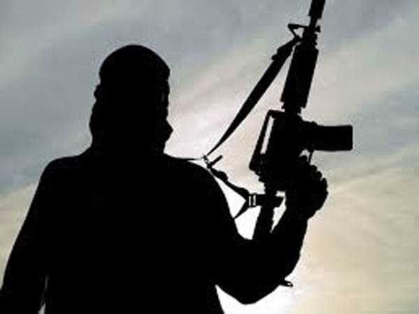 कश्मीर में आतंकियों ने जवान को गोली मारी, हथियार छीने